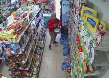 С ловко движение крадлата пъхва в чантата си буркан кафе от магазин в "Кючука"