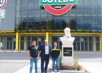 Илиян Филипов, Здравко Димитров и Пламен Райчев пред паметника на Ботев на Колежа