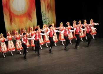 Танцьорите от представителния ансамбъл "Марица" към СУ "Св. св. Кирил и Методий" ще покажат уменията си на фестивала