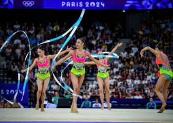 zlatni momicheta paris