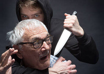Hoodie youth threatens senior with knife.
