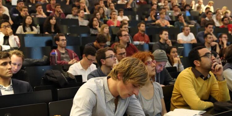 studenti v universiitet