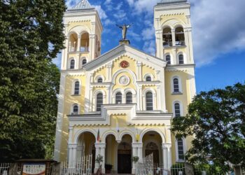 Три деца обраха храм в Раковски
