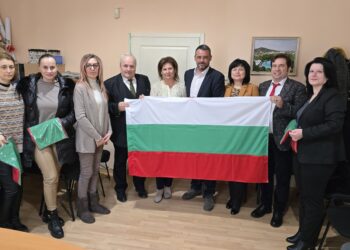 За 3 март: Всички училища в “Централен” с нови български знамена по фасадите