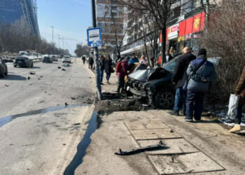 Кола се вряза в автобусна спирка в София, има пострадали