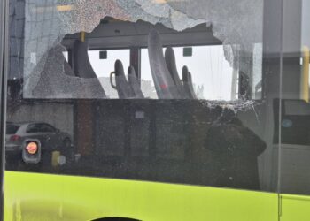 Нов случай на вандализъм: Потрошиха стъклото на градски автобус в Пловдив