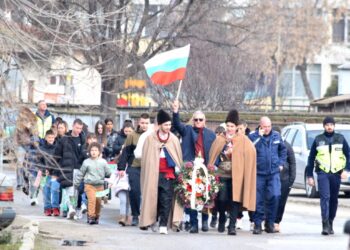 Българският дух е жив! Костиево развя 50-метров трибагреник