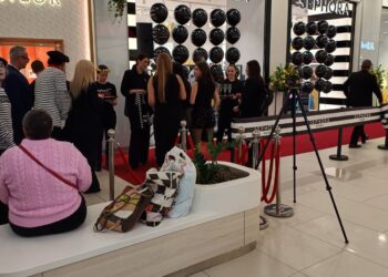 50-метрова опашка и клоуни на кокили за откриването на Sephora в Пловдив