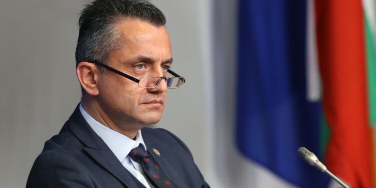 Ñîôèÿ (26 ÿíóàðè 2023 ) Â Íàöèîíàëíèÿ ïðåñêëóá íà ÁÒÀ ñå ñúñòîÿ ïðåñêîíôåðåíöèÿ íà òåìà "Ïðåäñòàâÿíå íà Åâðîïåéñêè öèôðîâ èíîâàöèîíåí õúá "Òðàêèÿ". ÅÖÈÕ "Òðàêèÿ" å ïðîåêò ìåæäó Ñúþçà çà ñòîïàíñêà èíèöèàòèâà, Áúëãàðñêàòà àñîöèàöèÿ ïî êèáåðñèãóðíîñò, Îáùèíà Ïëîâäèâ, Áúëãàðñêàòà àêàäåìèÿ íà íàóêèòå, Öèôðîâ èíîâàöèîíåí õúá "Òðàêèÿ" è Ïëîâäèâñêèÿ óíèâåðñèòåò "Ïàèñèé Õèëåíäàðñêè".  Íà ñíèìêàòà:  Ìèðîñëàâ Áåëÿøêè, ïðåäñòàâèòåë íà Îáùèíà Ïëîâäèâ. 
Ïðåñôîòî  ÁÒÀ ñíèìêà: Âëàäèìèð Øîêîâ