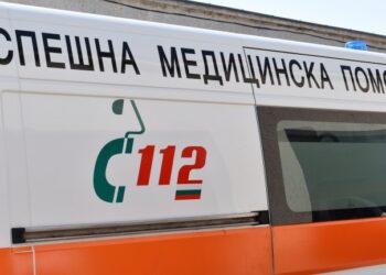 Нощен екшън в Асеновград: Линейка откара шофьор след удар в дърво