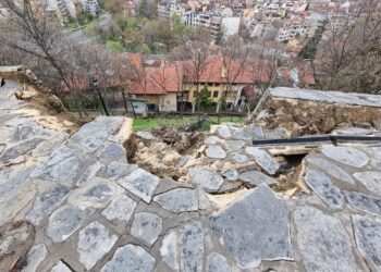 Ново срутване на Небет тепе отнесе част от двора на "Рахата"