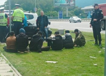Полицаи и мигранти със зрелищна гонка в София