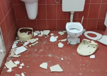 Вандали вилняха в Градската градина, потрошиха тоалетна