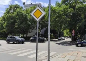 Край на хвърчащите ламарини! Монтират светофар на инфарктно кръстовище