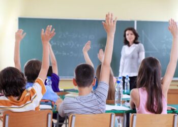 МОН предлага учебният ден да започва по-късно