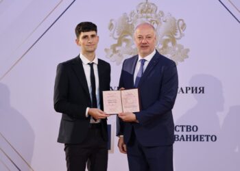 Росен Желязков връчи първото отличие на Велислав Борисов от МГ „Акад. Кирил Попов“