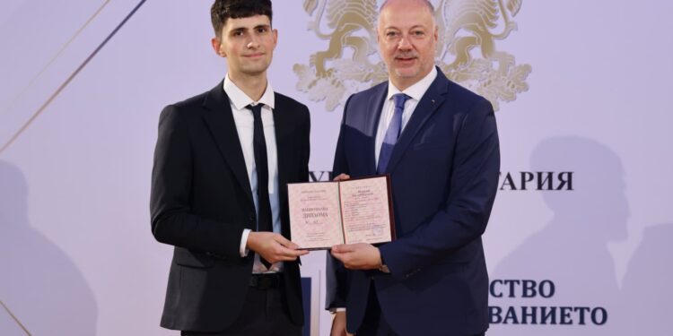 Росен Желязков връчи първото отличие на Велислав Борисов от МГ „Акад. Кирил Попов“