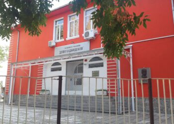 Инцидент пред училище в Пловдив, жена се стовари по очи