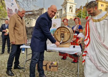 „Дефиле на младото вино“ привлече рекордна вълна от посетители в Пловдив