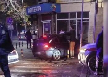 На крачка от трагедия: Автомобил влетя в аптека на ул. “Богомил”