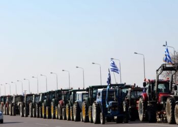 epa05757845 Protesting farmers queue with their tractors at a highway toll station outside Thessaloniki, northern Greece, 28 January 2017. Farmers throughout the country took to the roads with their tractors and made preparations to escalate protest action in the coming days. Among others, farmers are demanding the government to roll back new measures increasing their taxes and social insurance contributions.  EPA/SOTIRIS BARBAROUSIS