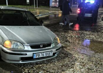 Автомобил пропадна в истинска яма на улица в Пловдив