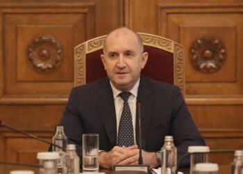 Радев на власт вече 100 дни: ПП и ДБ не му спестиха нищо