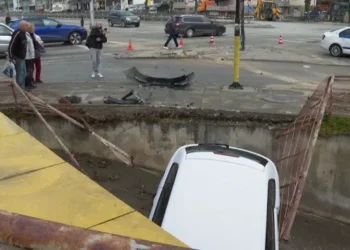 Лек автомобил скъса мантинела и падна в подлез в Шумен
