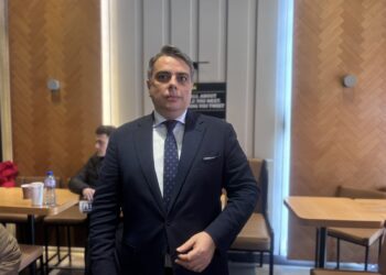 Асен Василев атакува управляващите: „Няма богата държава с евтин труд“