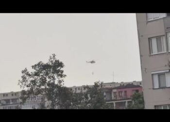 Екшън в небето: Бойни хеликоптери прелитат над центъра на Пловдив (ВИДЕО)