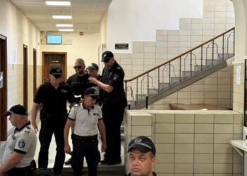 С Библия в ръка: Тиктокърът Стоян Колев напусна ареста, младежи го аплодираха