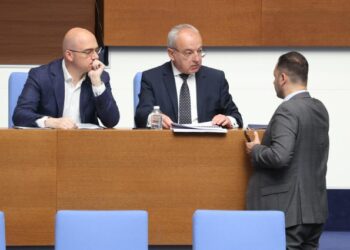 Бюджетът предизвика остри спорове: Замразяват минималната заплата, синдикатите готвят атака в Конституционния съд