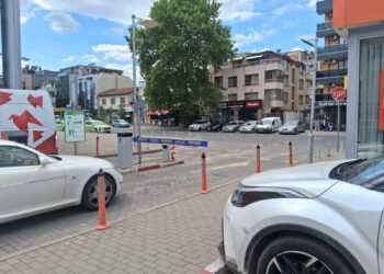 Напрежение пред мол “Пловдив”: Бариера изнерви шофьори в жегата