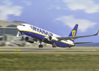Сърбин е бил частично засмукан през счупен прозорец на самолет на Ryanair по време на полет