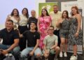 Валичка Лазарова /третата от ляво на дясно на горния ред/ с част от екипа на Младежки център