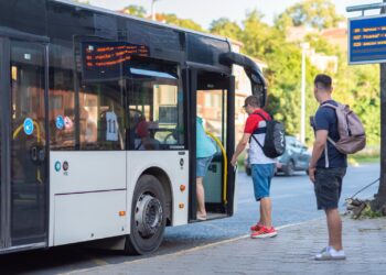 Решено: Всички ученици в Пловдив ще пътуват безплатно в градския транспорт