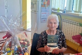 Баба Минка, изцерила стотици с леене на куршум, навърши 101