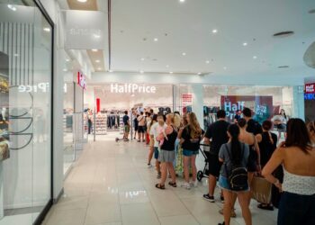 Лудница в Plovdiv Plaza: Стотици се юрнаха към първия HalfPrice в Пловдив