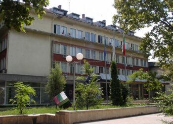 Шофьор свали 17-годишен от автобус заради изтекла карта, момчето се изгуби в жегата