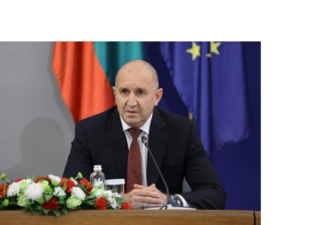 Радев: Екипажът на потъналия кораб е в неизвестност, открити са обърнати лодки и жилетки