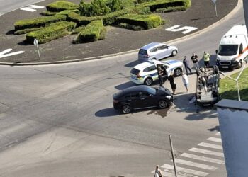 Зрелищна катастрофа в Пловдив: Автомобил по таван на оживено кръгово