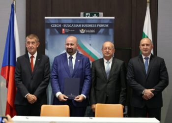 Нови влакове и електробуси: 7 договора между България и Чехия