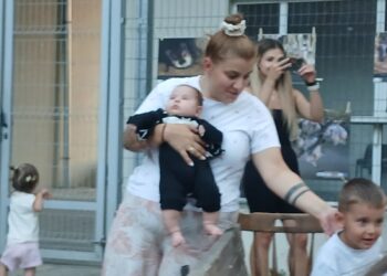 Бебе в костюм на прилепче обра точките на Гребната база СНИМКИ