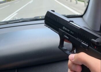 Шок на пътя: Мъж насочи пистолет към кола с жена и дете