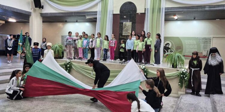 Снимката е от финалната репетиция на участниците в тържеството днес