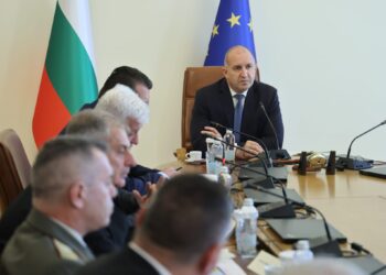 Радев: Екипажът на потъналия кораб е в неизвестност, открити са обърнати лодки и жилетки