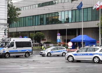 epa05412268 Police guards the Marriott Hotel, where US President Barack Obama and US delegation will stay, before the upcoming NATO summit in Warsaw, Poland, 07 July 2016. The Warsaw NATO summit will take place on 08 and 09 July. About 2,000 delegates, including 18 state heads, 21 prime ministers, 41 foreign ministers and 39 defence ministers will take part in the Summit, which is expected to decide about military reinforcements on NATO territory in Central-East Europe.  EPA/RADEK PIETRUSZKA POLAND OUT