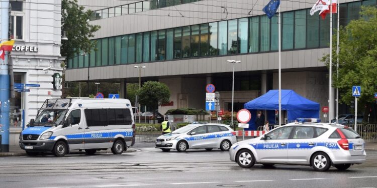 epa05412268 Police guards the Marriott Hotel, where US President Barack Obama and US delegation will stay, before the upcoming NATO summit in Warsaw, Poland, 07 July 2016. The Warsaw NATO summit will take place on 08 and 09 July. About 2,000 delegates, including 18 state heads, 21 prime ministers, 41 foreign ministers and 39 defence ministers will take part in the Summit, which is expected to decide about military reinforcements on NATO territory in Central-East Europe.  EPA/RADEK PIETRUSZKA POLAND OUT