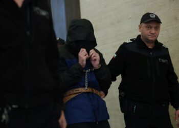 Срам? Прокурорският син скри лицето си в съда, глобиха го 250 евро